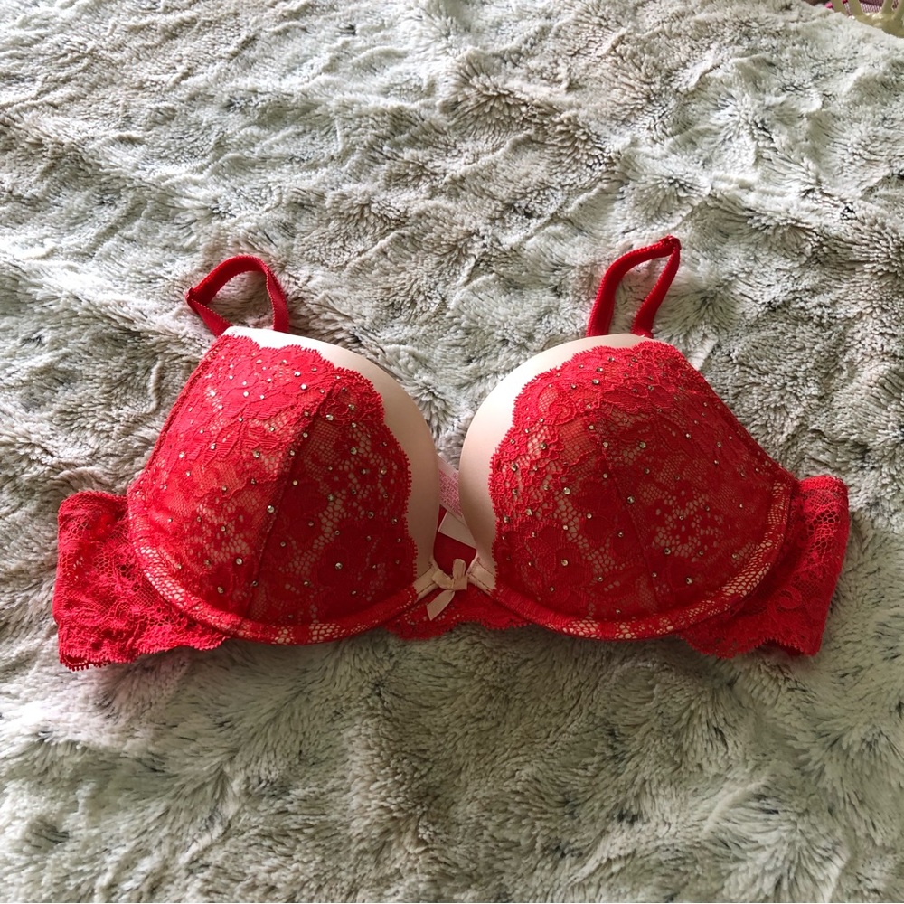 Victoria’s Secret Dream Angels 34C push up bra.